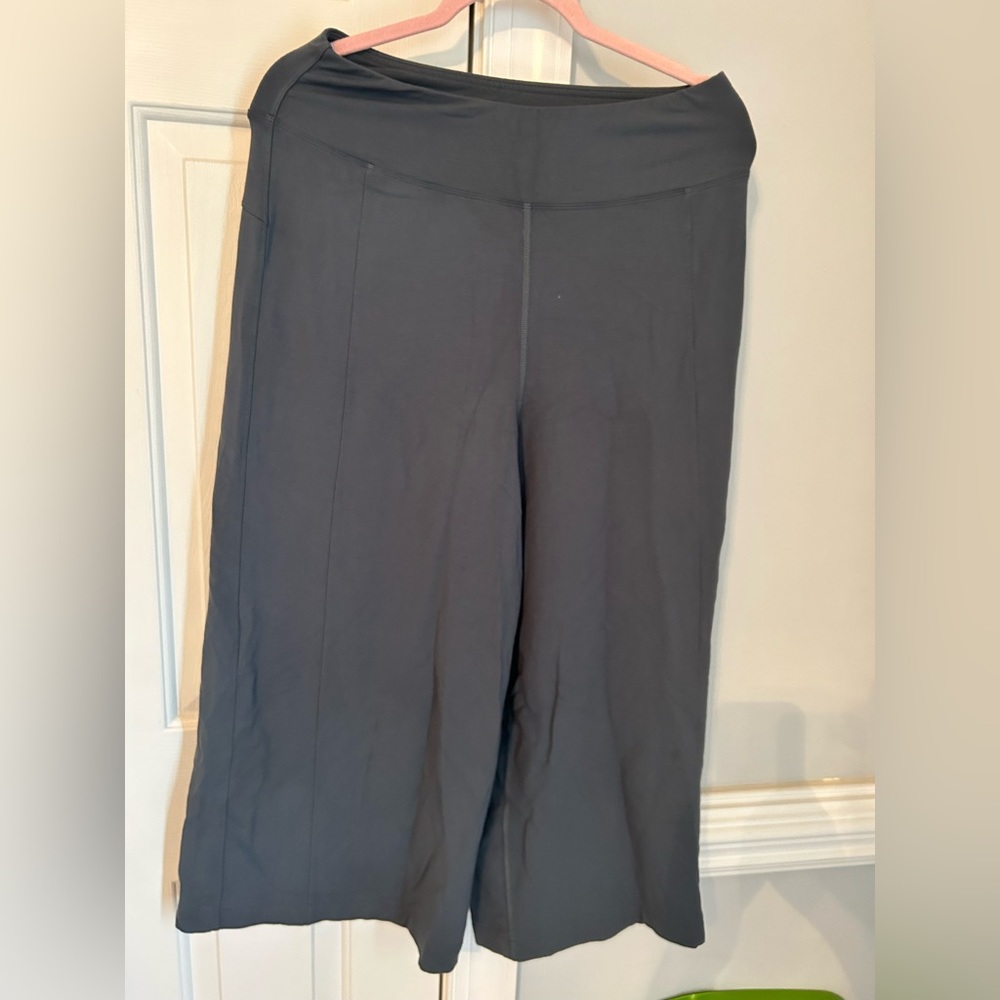 Lululemon gray cropped pants size 8